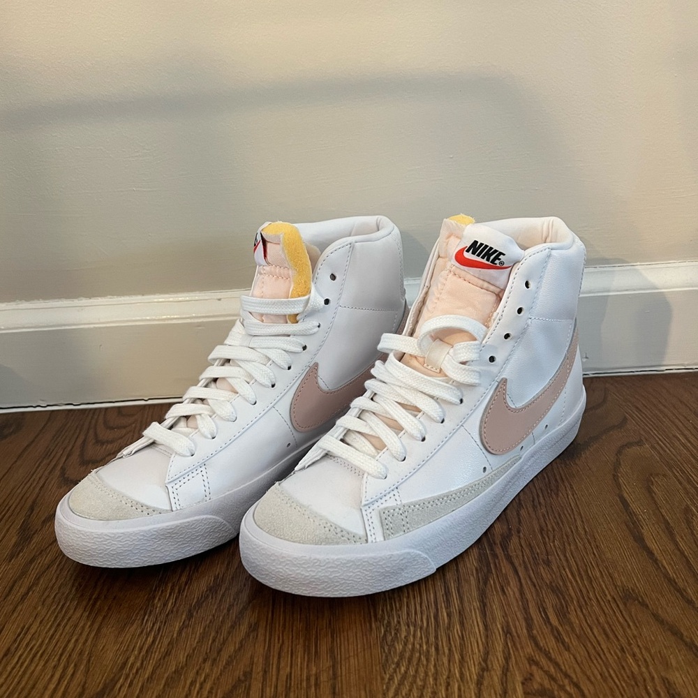 Nike Woman’s Blazer Mid 77 shoes
